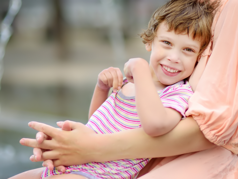 Close-up,Portrait,Of,Beautiful,Disabled,Girl,In,The,Arms,Of