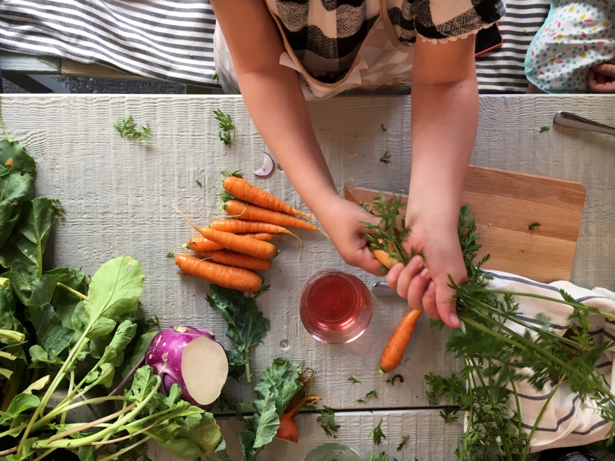 Kind und Karotten