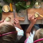 Kinder streichen Butterbrote