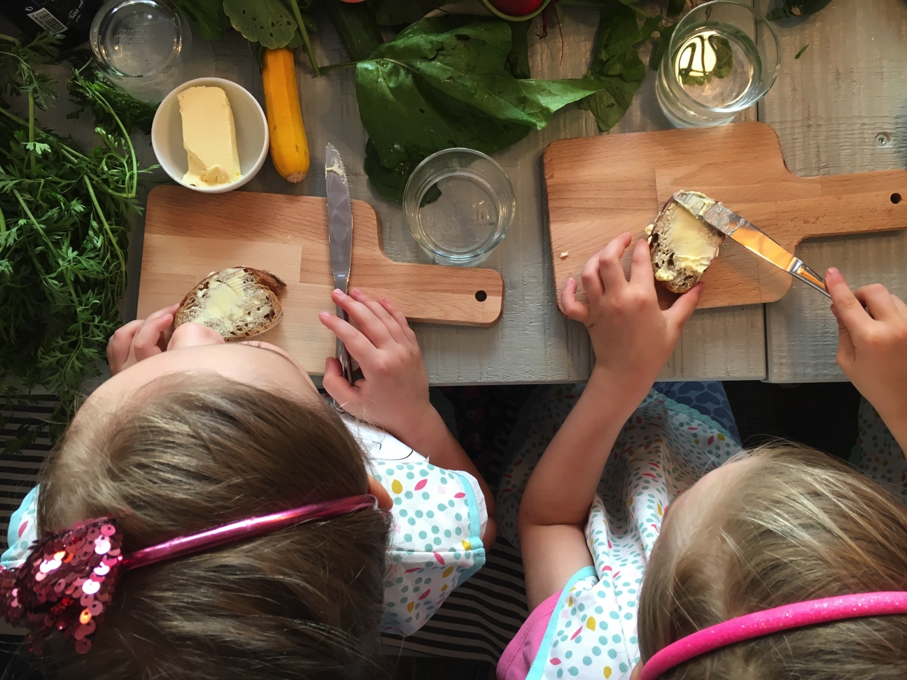 Kinder streichen Butterbrote