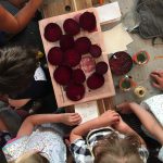 Kinder und rote Rüben