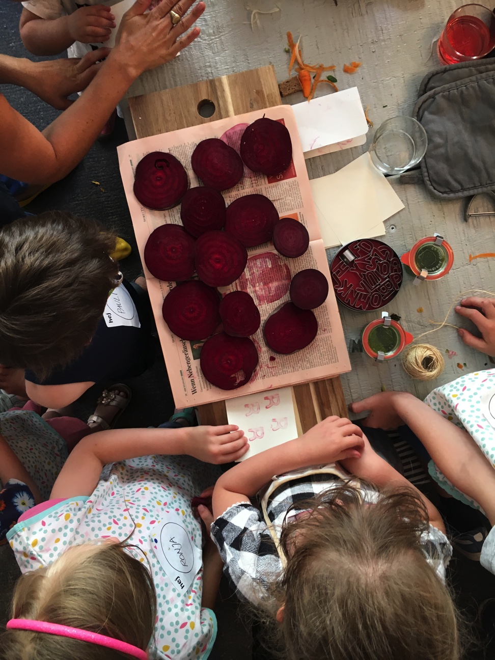 Kinder und rote Rüben