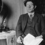 Manes Sperber mit Buch