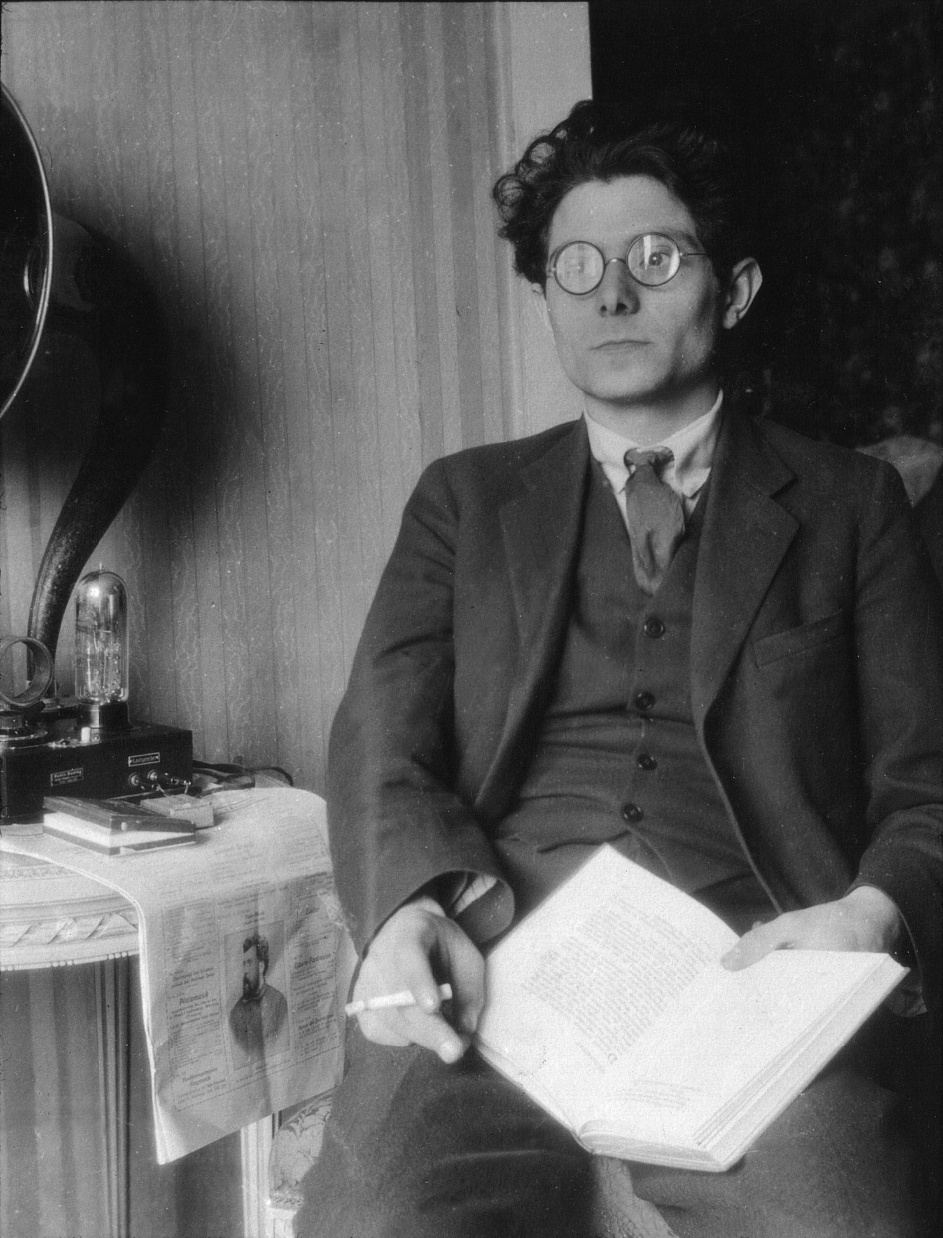 Manes Sperber mit Buch