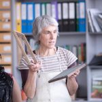 Renate Habinger - Workshop Papierschöpfen (c) Daniel Hinterramskogler