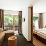 deluxe_familienzimmer_mit_grosszuegigen_raeumlichkeiten_naturhotel_rainer