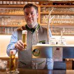 gastgeber_peter_leitner_verwoehnt_seine_gaeste_an_der_bar Zollwirt - Zollhaus