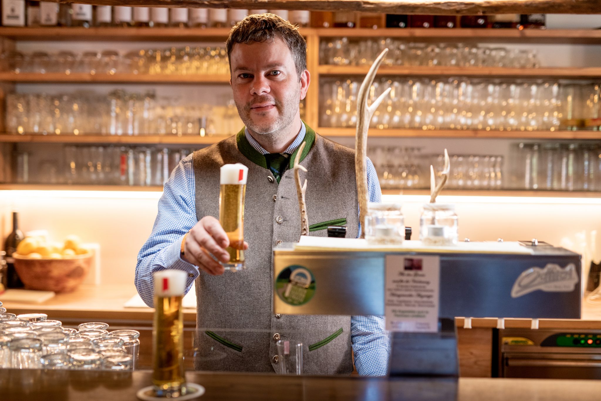 gastgeber_peter_leitner_verwoehnt_seine_gaeste_an_der_bar Zollwirt - Zollhaus