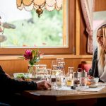 paerchen_geniesst_zweisamkeit_beim_essenZollwirt - Zollhaus