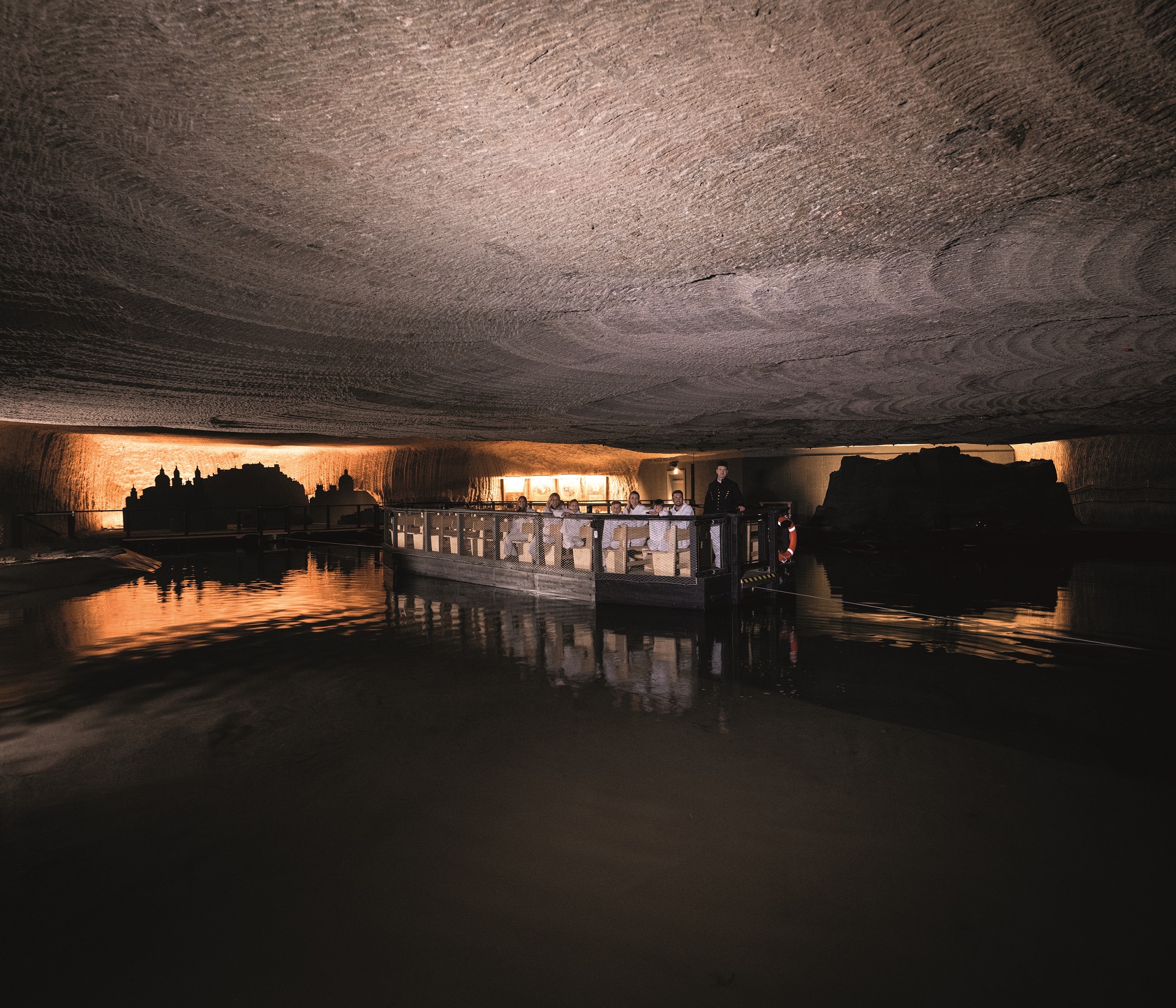 Bootsfahrt über den unterirdischen Salzsee