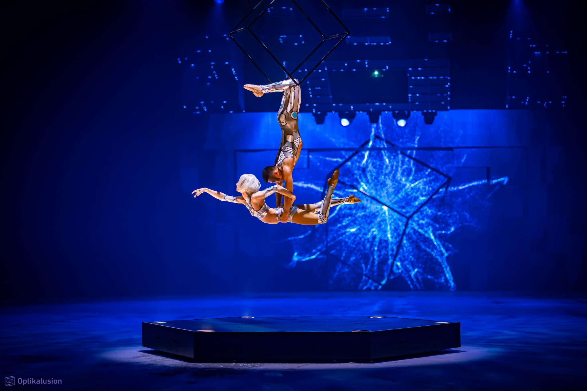 SUPERNOVA beschreibt die Reise zu den Sternen mit imposanten Stunts auf und ber dem Eis.