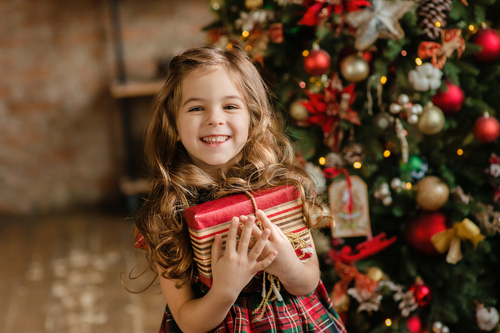 Happy,Little,Smiling,Girl,With,Christmas,Gift,Box.