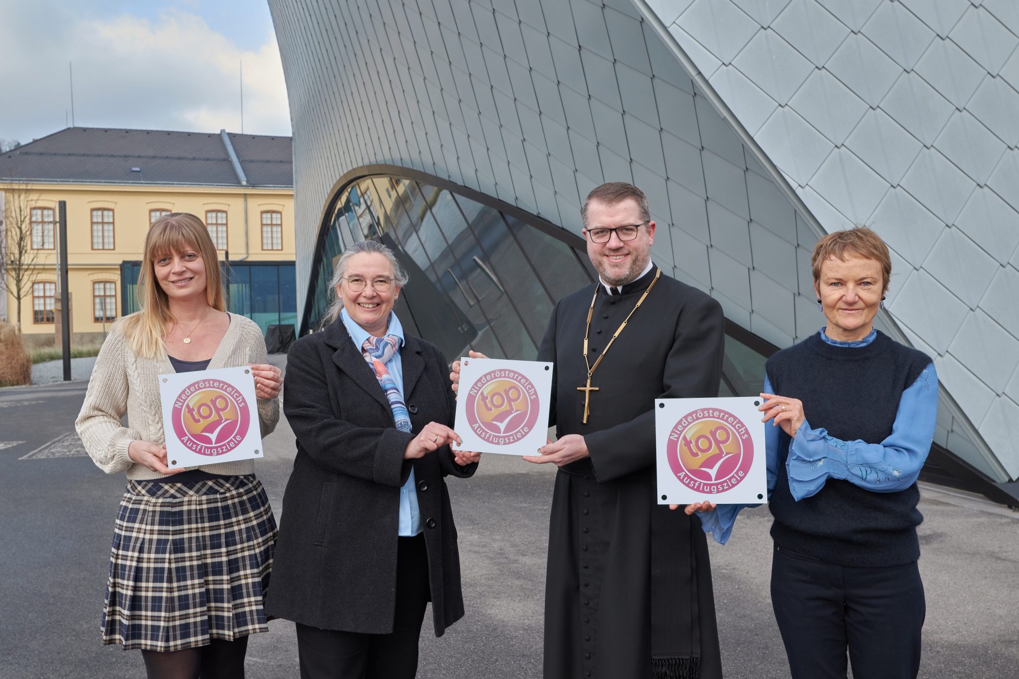 v.l.n.r.: Mag. (FH) Nicole Schweighofer, Leitung Marketing Sole Felsen Welt, Mag. (FH) Eveline Gruber-Jansen, Sprecherin der TOP-Ausflugsziele Niederösterreichs, Propst MMag. H. Petrus Stockinger, Stift Dürnstein und Dr. Gerda Ridler, Künstlerische Direktorin Landesgalerie Niederösterreich.
