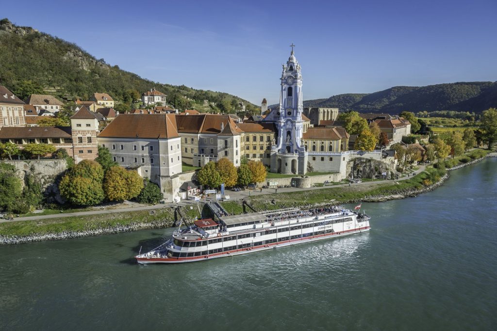 Luftaufnahme vom Schiff "Dürnstein" der DDSG vor Dürnstein in der Wachau
