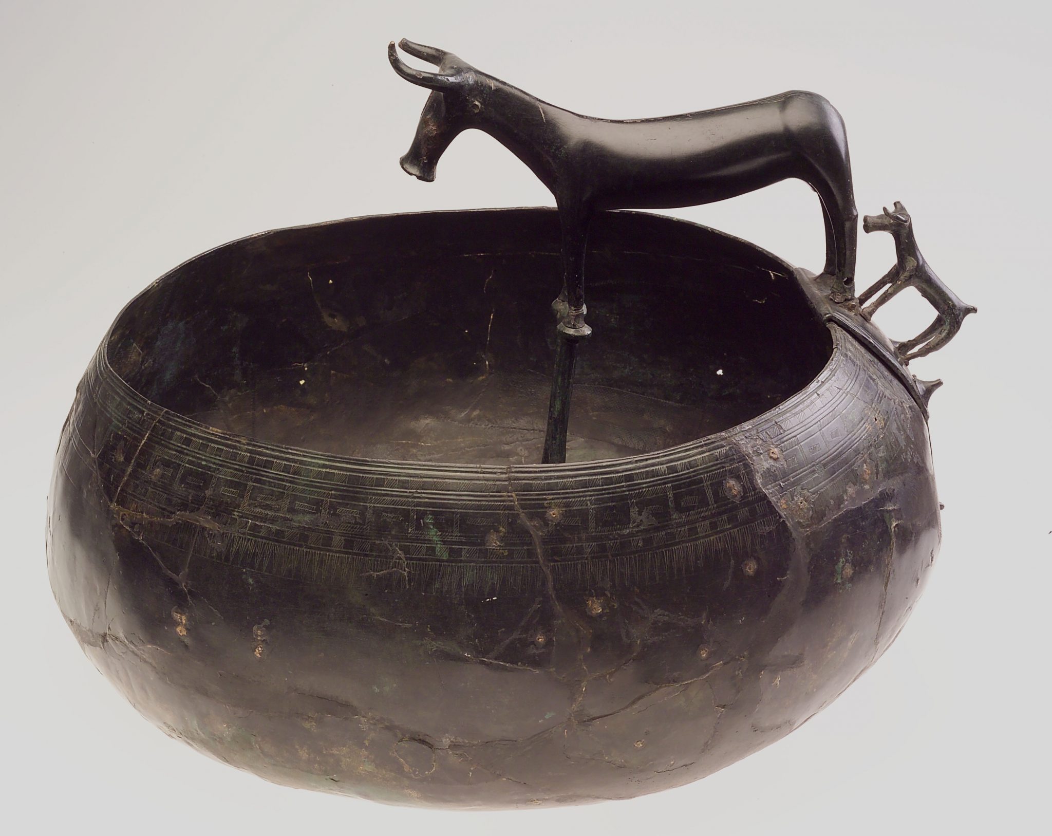 02 Ausstellungsobjekt_ Kuh-Kälbchengefäß aus Hallstatt