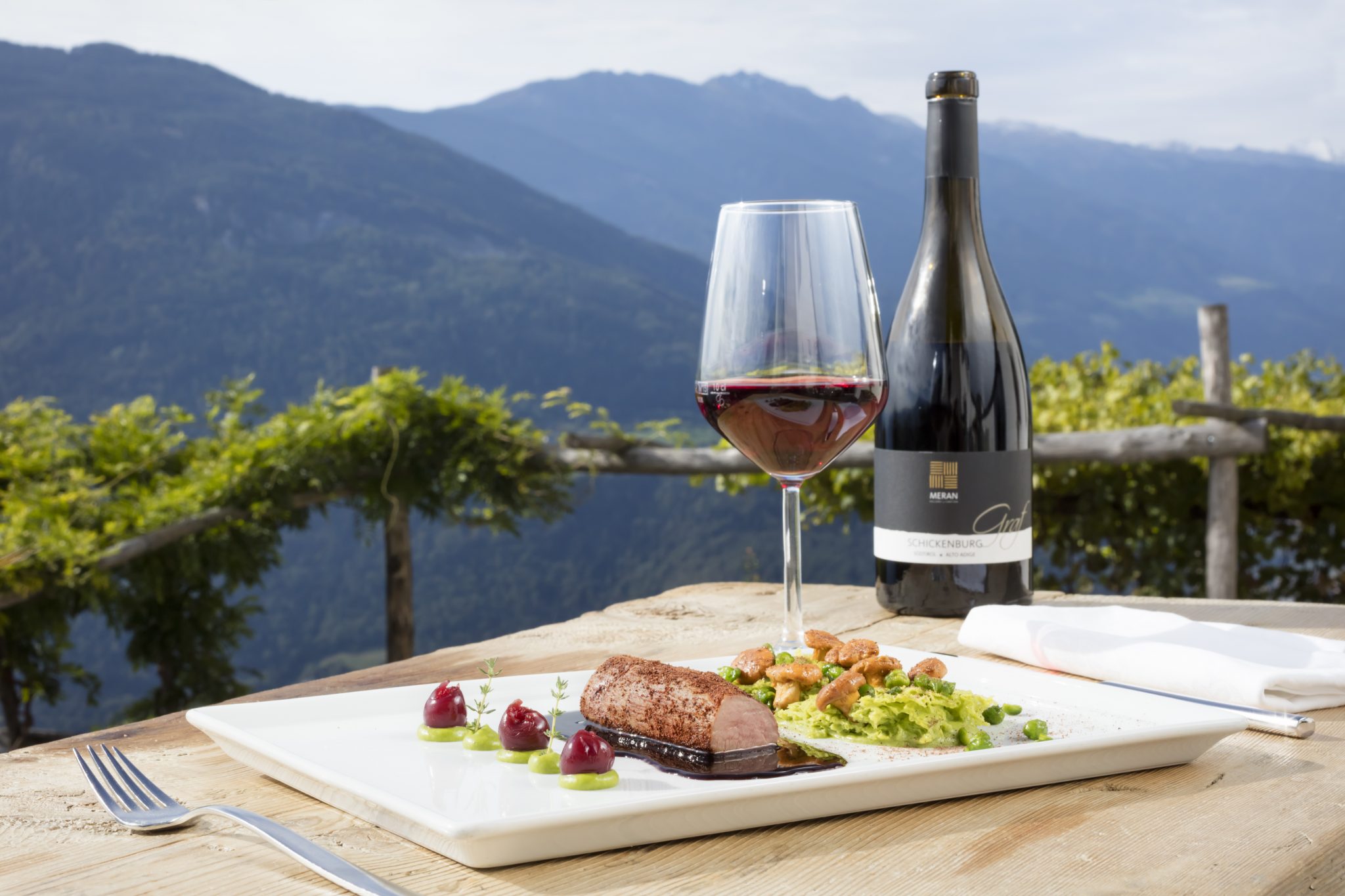 Suedtirol, Algund, Vellau, Gasthof Oberlechner, Herbstgericht von Chef: Peter Gamper, Reh, Pfifferlinge, Erbsen,