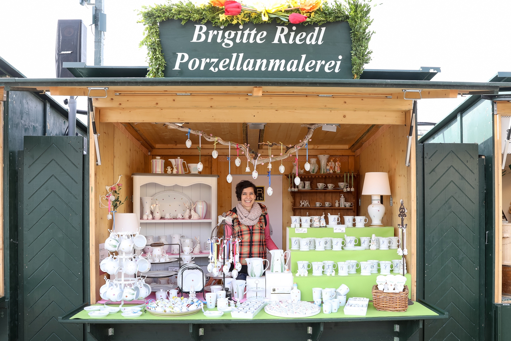 Handbemaltes-Porzellan-am-Ostermarkt-Schoenbrunn