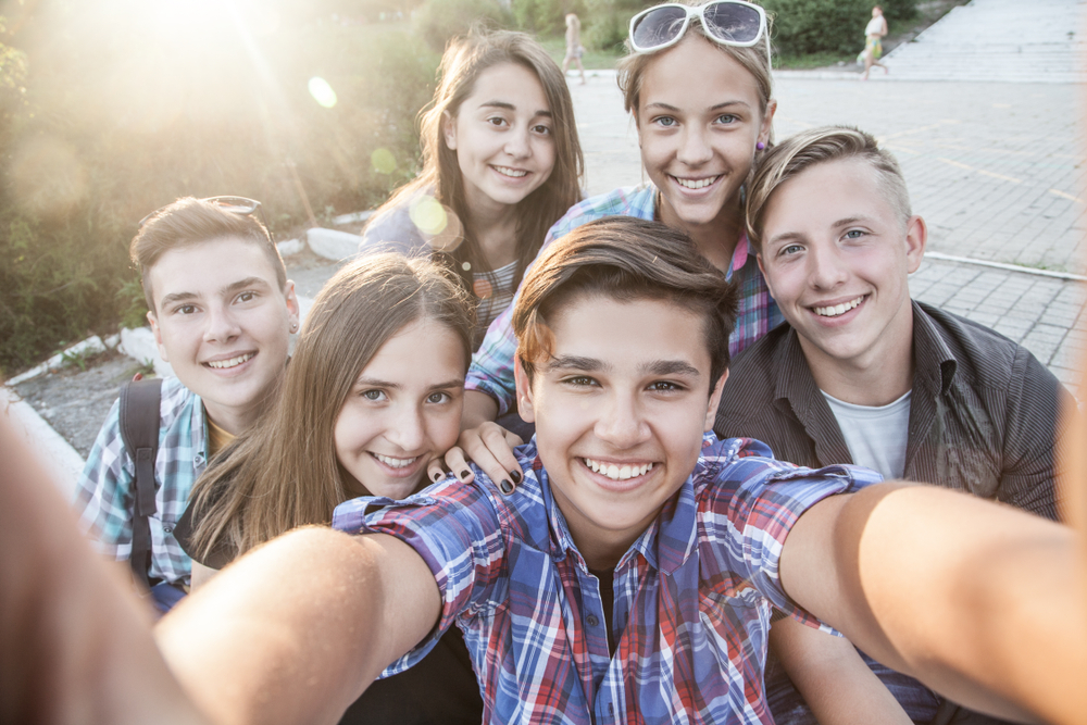 Group,Of,Teenagers,In,The,Park,Do,Selfie