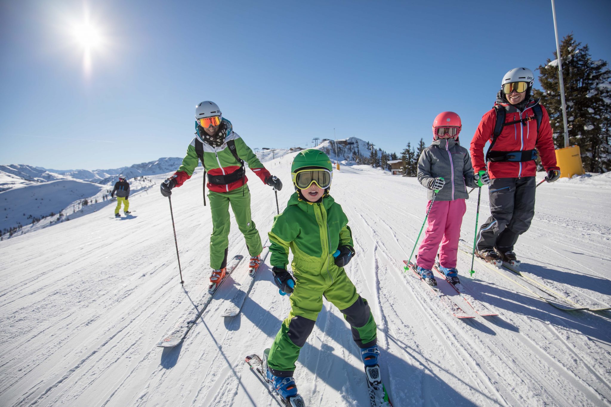 Beim ãFirst Line SkiingÒ setzen Frhaufsteher ihre Schwnge als Erster in den frisch gespurten Schnee. Und zu Ostern fahren Kinder gratis Ski.