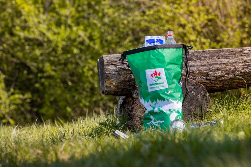 Mit dem Zrucksackerl der Naturfreunde Österreich kannst du deinen Müll wieder sicher mitnehmen und hältst so unsere Umwelt sauber.