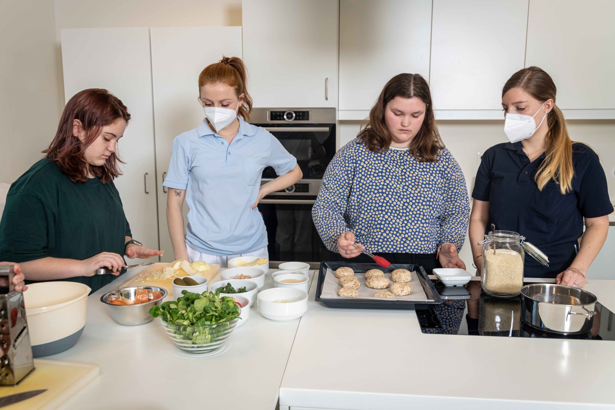 Jugendliche beim Kochen