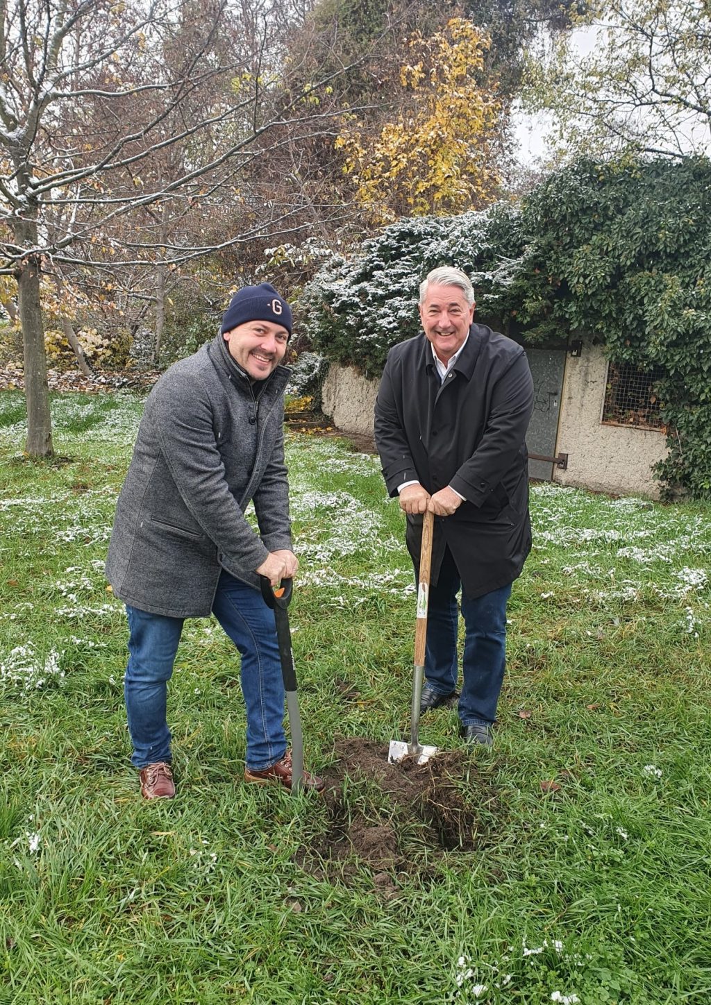 Lukas Sattlegger mit Bezirksvorsteher Ernst Nevrivy beim Baumpflanzen1