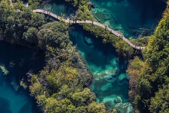 Ausblick auf das smaragdgrüne Wasser im Nationalpark Plitvicer Seen. © Croatian National Tourist Board Aleksandar Gospić