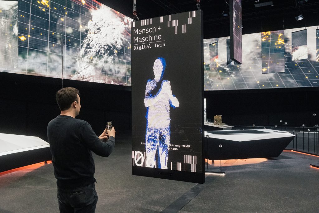 Haud der Digitalisierung ausstellung2 Bildwerk