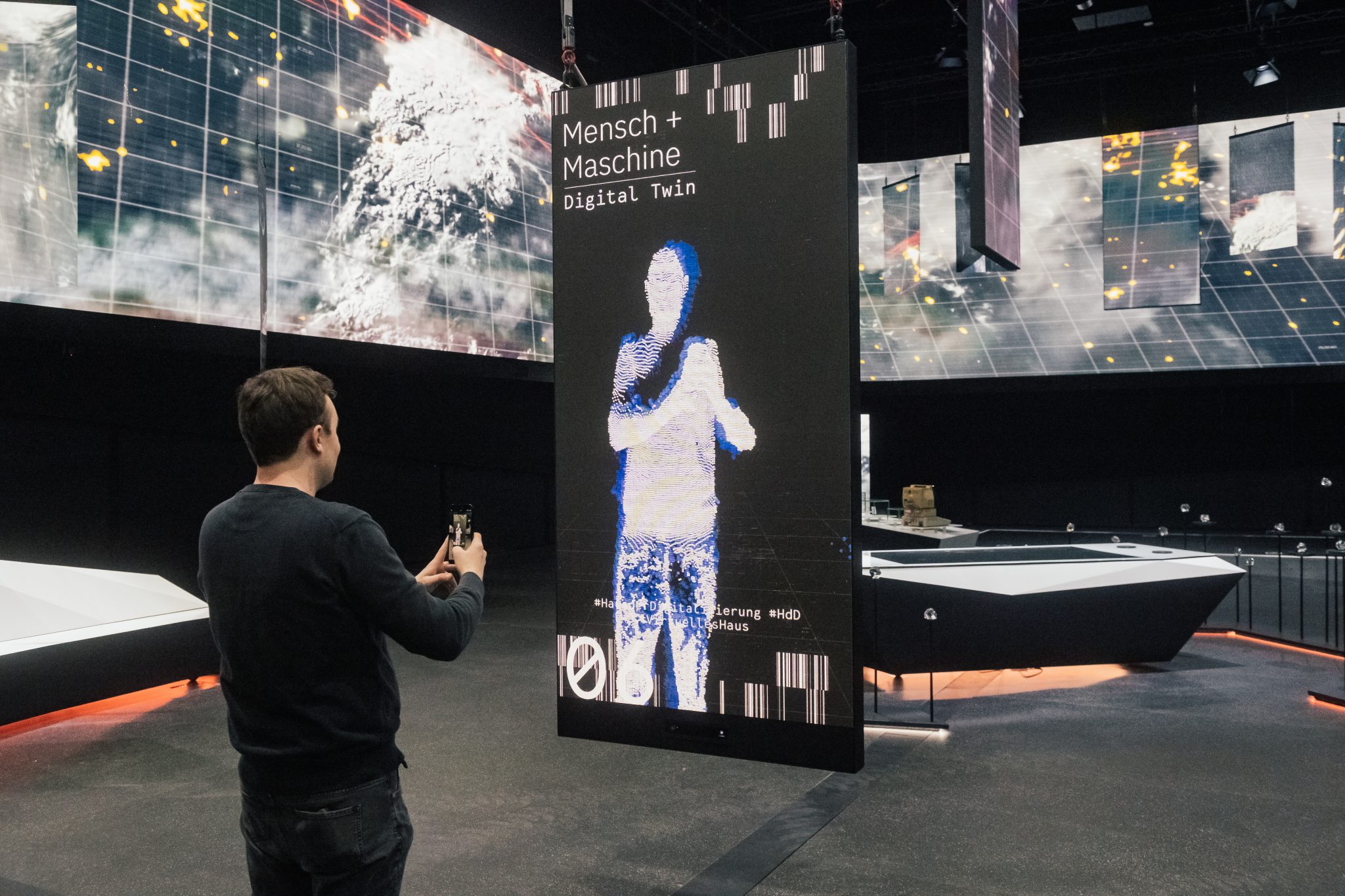 Haud der Digitalisierung ausstellung2 Bildwerk