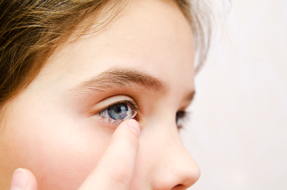Little,Girl,Child,Putting,Contact,Lens,Into,Her,Eye,Closeup