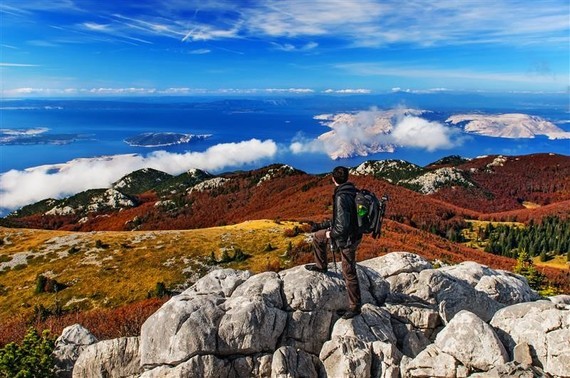 Raue Landschaft und ein herrlicher Ausblick auf das Meer im Nationalpark Velebit. © Croatian National Tourist Board Renco Kosinožić