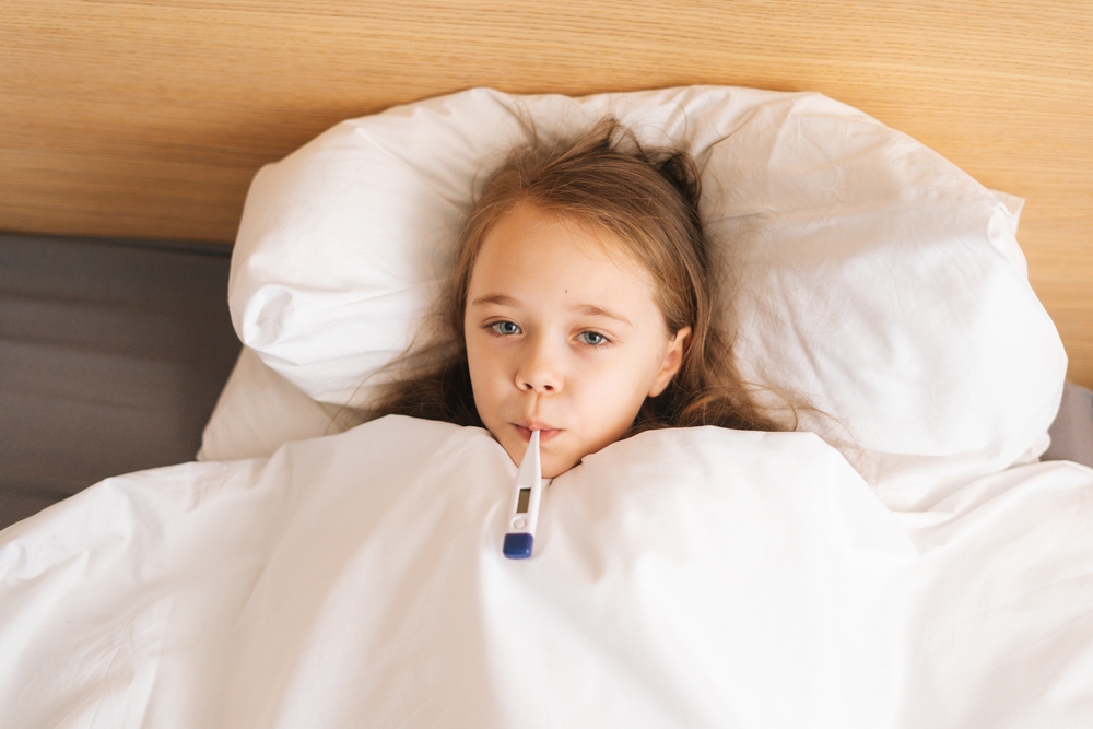 Close-up,Portrait,Of,Little,Sick,Girl,Lying,In,Bed,Measuring
