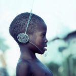 Kind mit selbst gebasteltem Kopfhörer mit Sprechfunk,