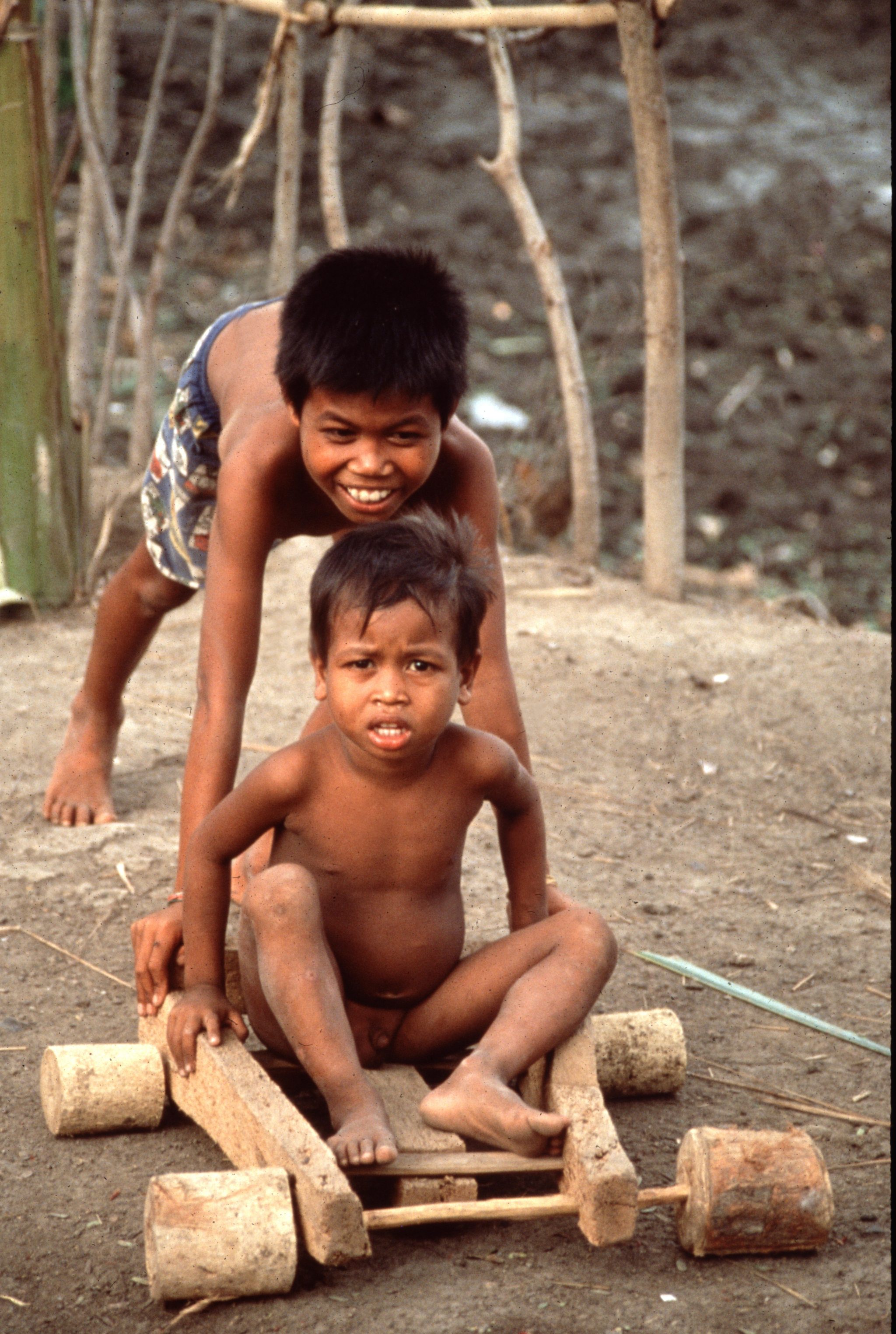 Kinder beim Spielen mit ihrem Gokart, Insel Lombok, Indonesien