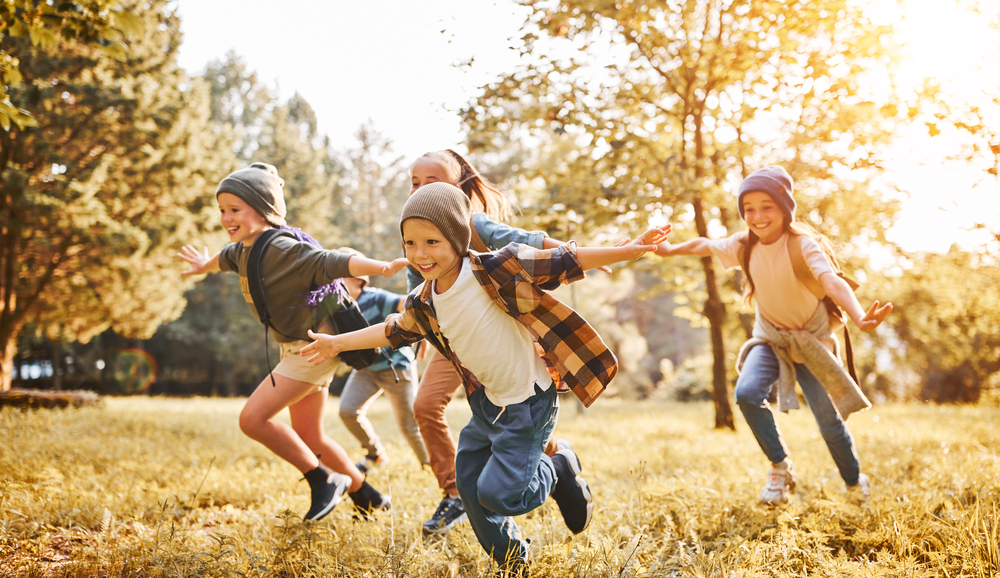 Group,Of,Happy,Joyful,School,Kids,With,Backpacks,Running,With