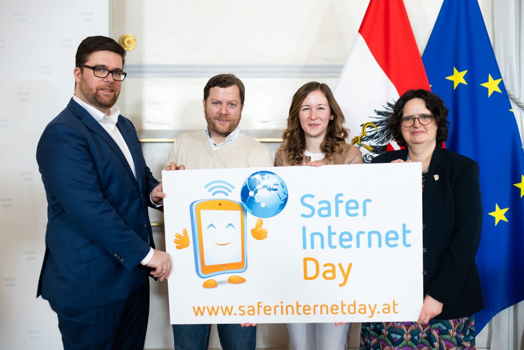 Am 5. Februar 2024 fand eine Pressekonferenz zur Präsentation der Studie ?Schönheitsideale im Internet - Jugendliche unter Druck? mit Staatssekretärin Claudia Plakolm (2.v.r.), Saferinternet.at-Projektleiter Matthias Jax (l.), ISPA-Generalsekretär Stefan Ebenberger (2.v.l.) und der pädagogischen Leiterin von Saferinternet.at Barbara Buchegger (r.) statt.