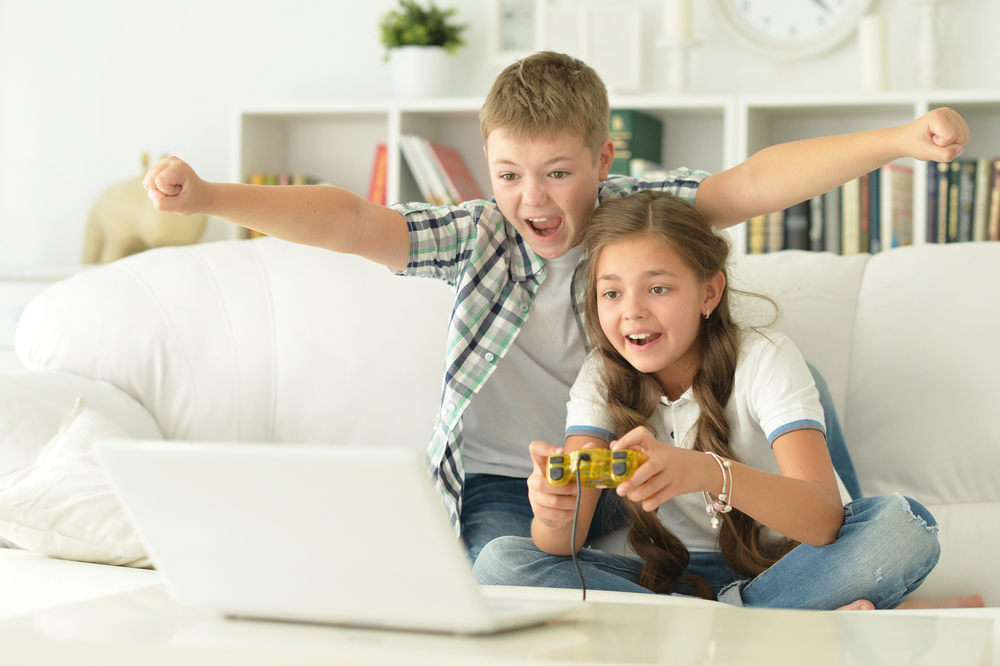 Brother,And,Sister,Play,Videogames