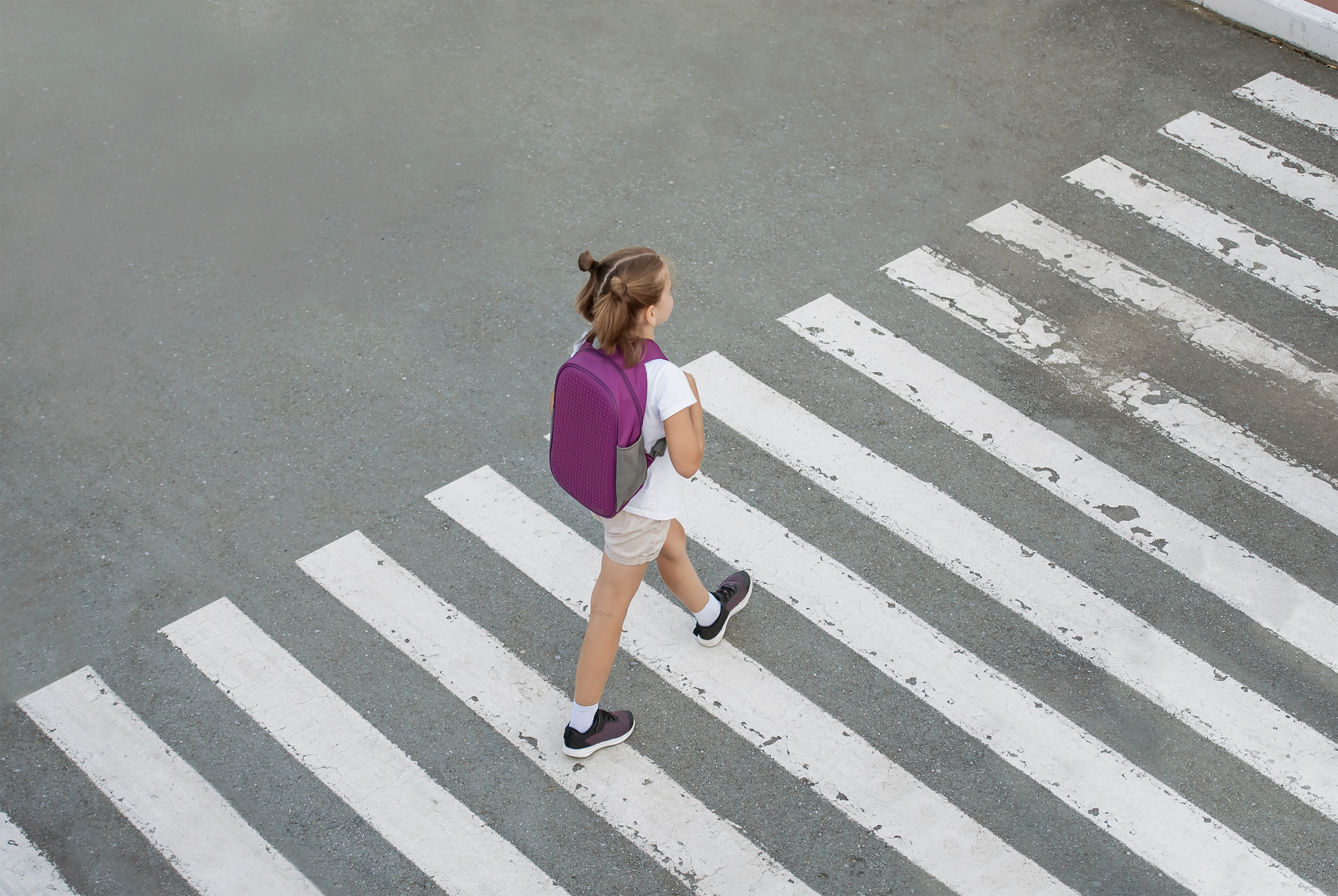 Рюкзак для девочки. Перешла на девочек. Девушка возвращается домой фото. Девочками перехаживают. Девушка с рюкзаком в городе.