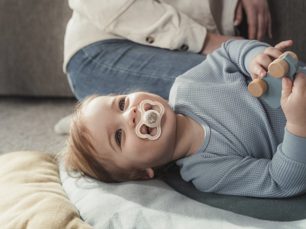 05_Tag der Zahngesundheit_Schnuller sollen moeglichst flachen und flexiblen Sauger_c_MAM Baby