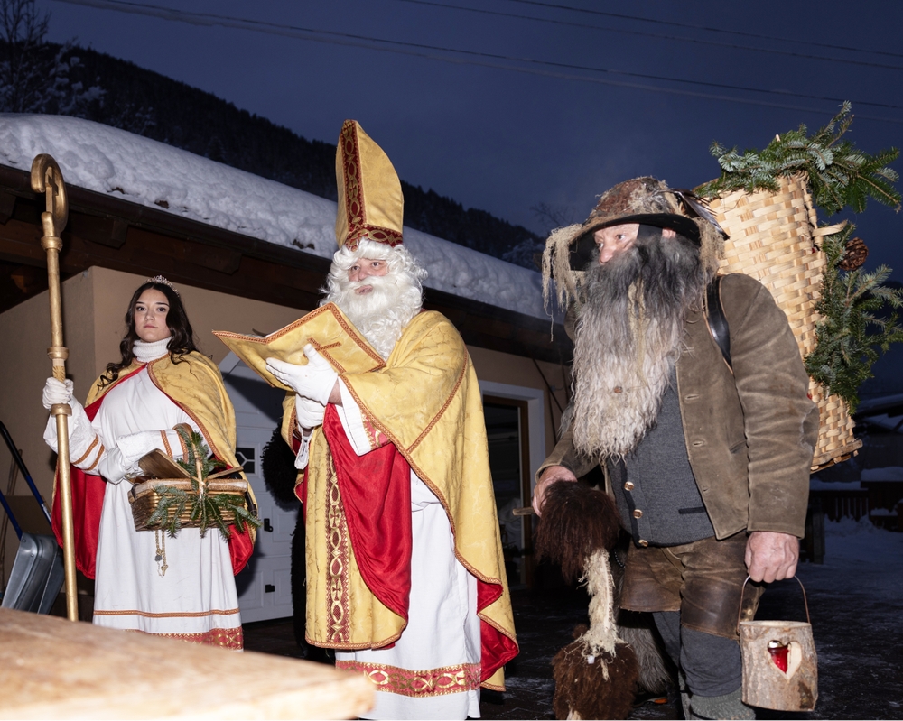 Eine umfassende Sammlung mit Geschichten, Liedvorschlägen, Bastelideen und Hintergründen rund um den Heiligen Nikolaus kann auf der Website der Katholischen Jungschar (www.jungschar.at/nikolaus) bestellt werden.