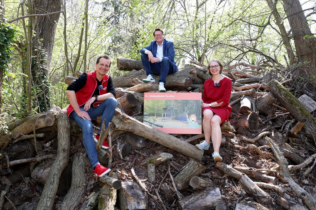 Kinderfreunde Vorsitzender Christian Oxonitsch, Stadtrat Jürgen Czernohorszky und Bezirksvorsteherin Michaela Schüchner am künftigen Waldspielplatz.