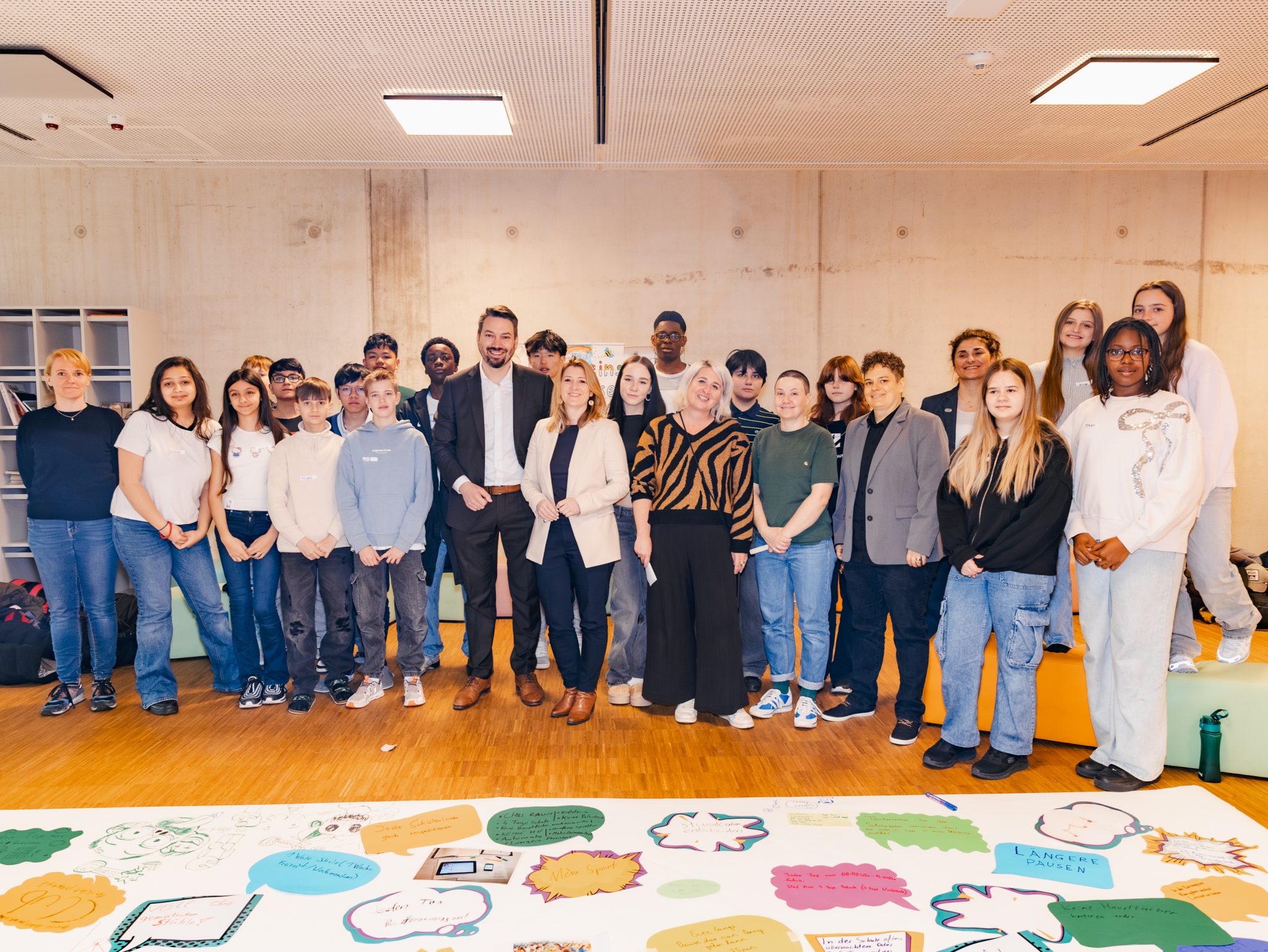 Schüler*innen der Barbara-Prammer-Schule als erste Demokratieschule der Stadt mit (v.li.n.re) Marie Panholzer (Demokratieschule Wien), Jörg Neumayer (Bildungssprecher SPÖ), Vizebürgermeisterin Bettina Emmerling, Anja Gerhartl (Demokratieschule Wien), Susanne Sulig (Demokratieschule Wien), Stephanie Weber (Direktorin Barbara Prammer Schule), Manuela Smertnik (GF Verein Wiener Jugendzentren)