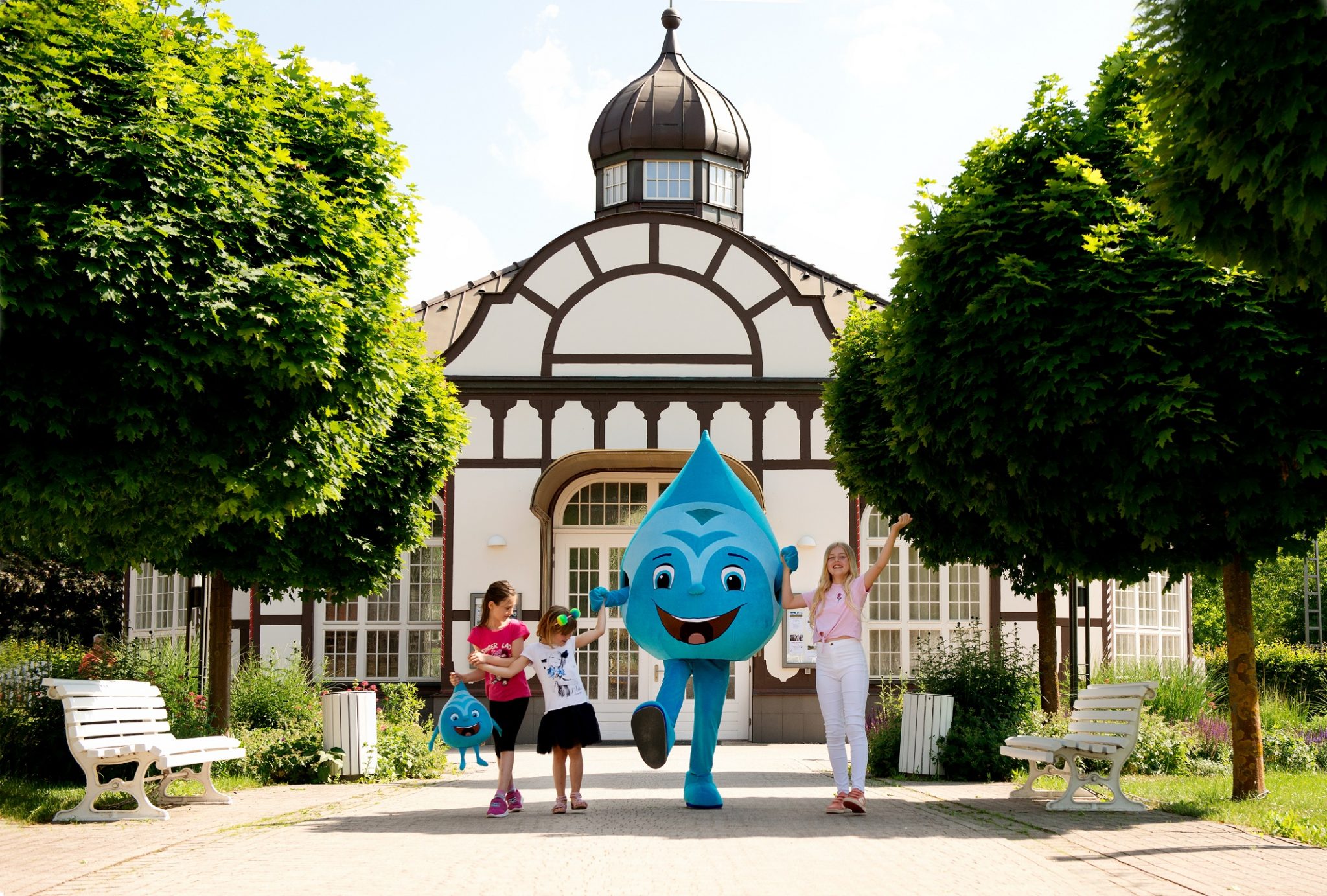 004_Kinder_mit_Maskottchen_Salinchen_im_Gradiergarten_-_Möller_Bad_Salzungen