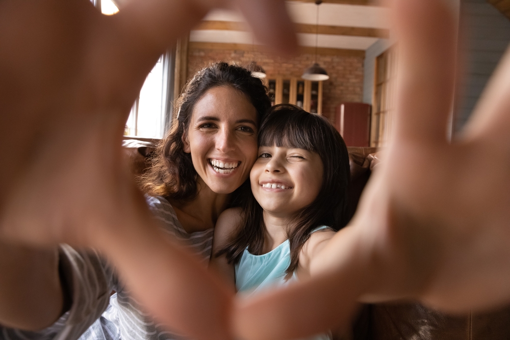 We,Love,You.,Latin,Mom,And,Preteen,Daughter,Video,Bloggers