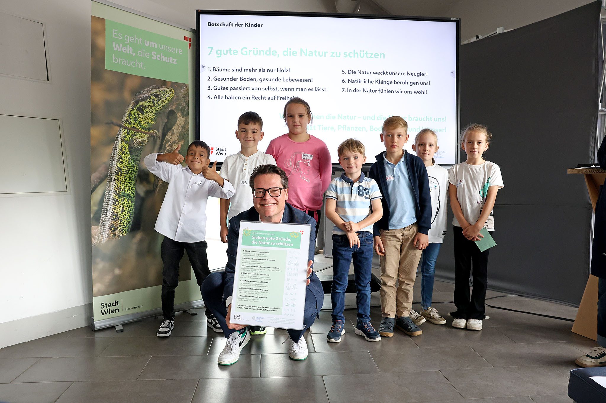 Klimastadtrat Jürgen Czernohorszky besucht die Biodiversitäts-Kinderkonferenz im DOCK - Labor für Zukunftsfragen.