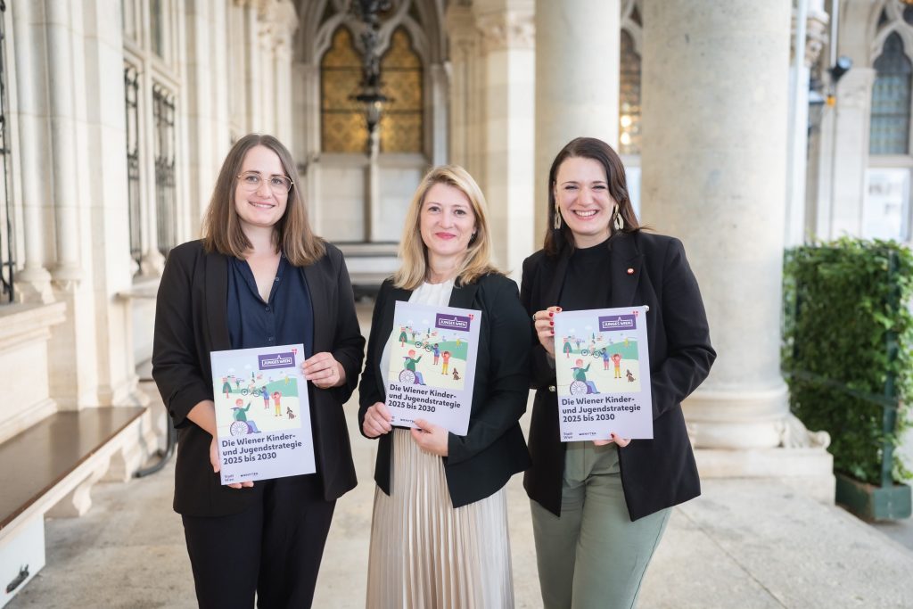 Gemeinderätin Marina Hanke, Vizebürgermeistern Bettina Emmerling und Gemeinderätin Dolores Bakos.