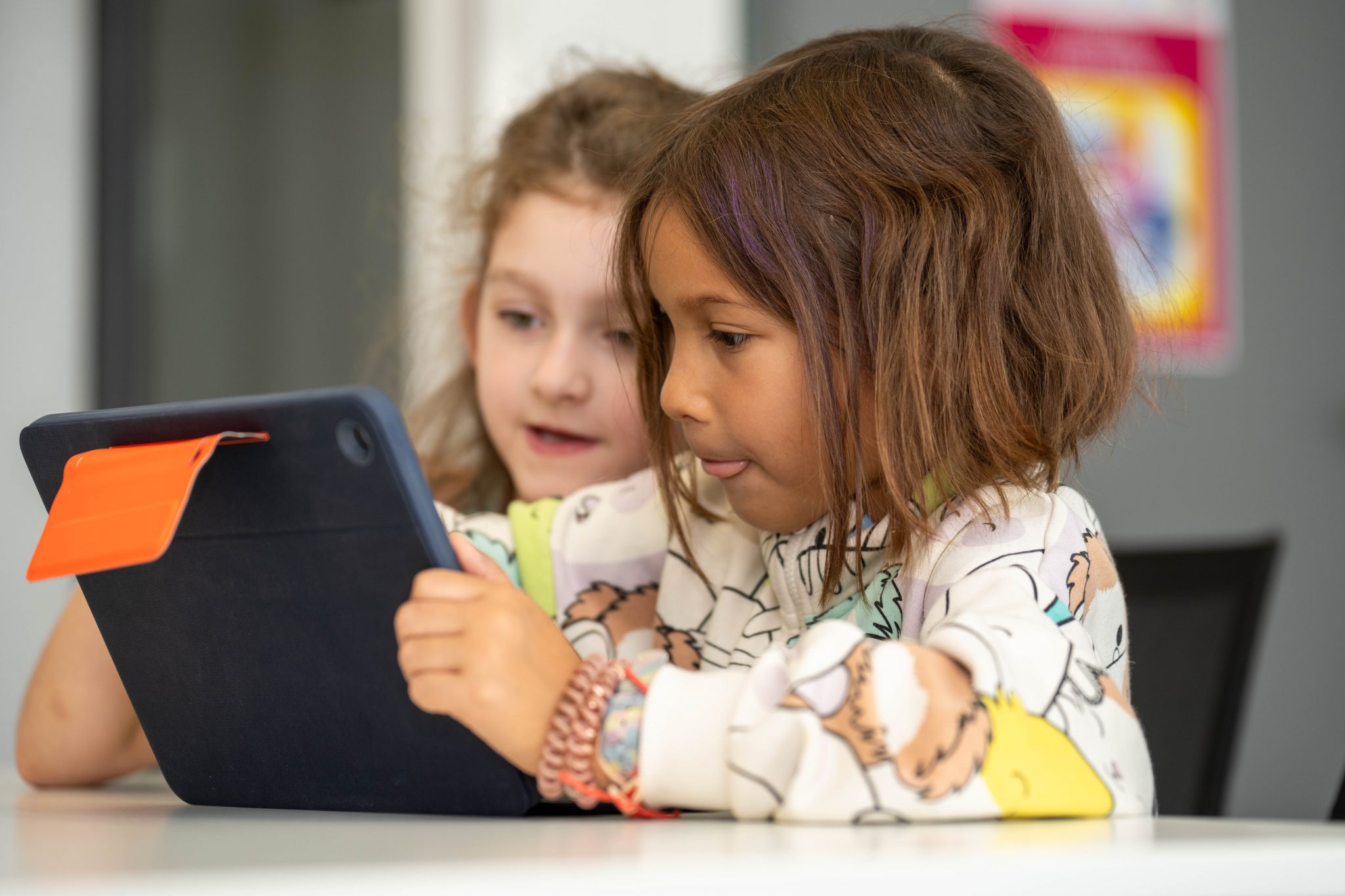 Über 250 Kinder und Jugendliche aus Wien und Niederösterreich lernten bei der Swift Coding Challenge 2025 bei Workshops und bewiesen bei Wettbewerben digitale Kreativität mit Haltung.