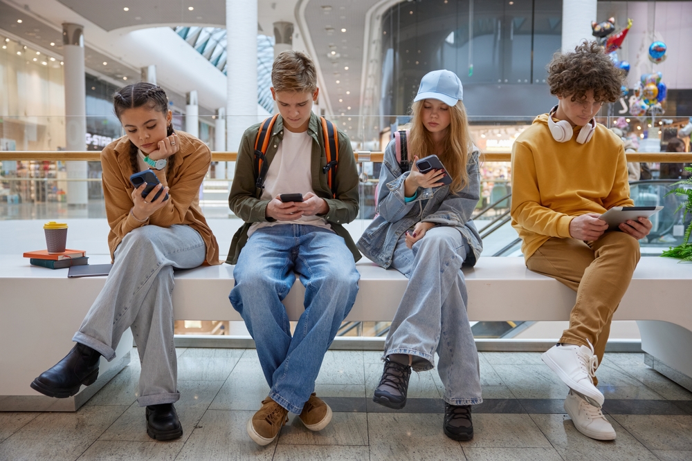 Group,Of,Teenagers,Using,Mobile,Gadgets,Visiting,Big,City,Shopping
