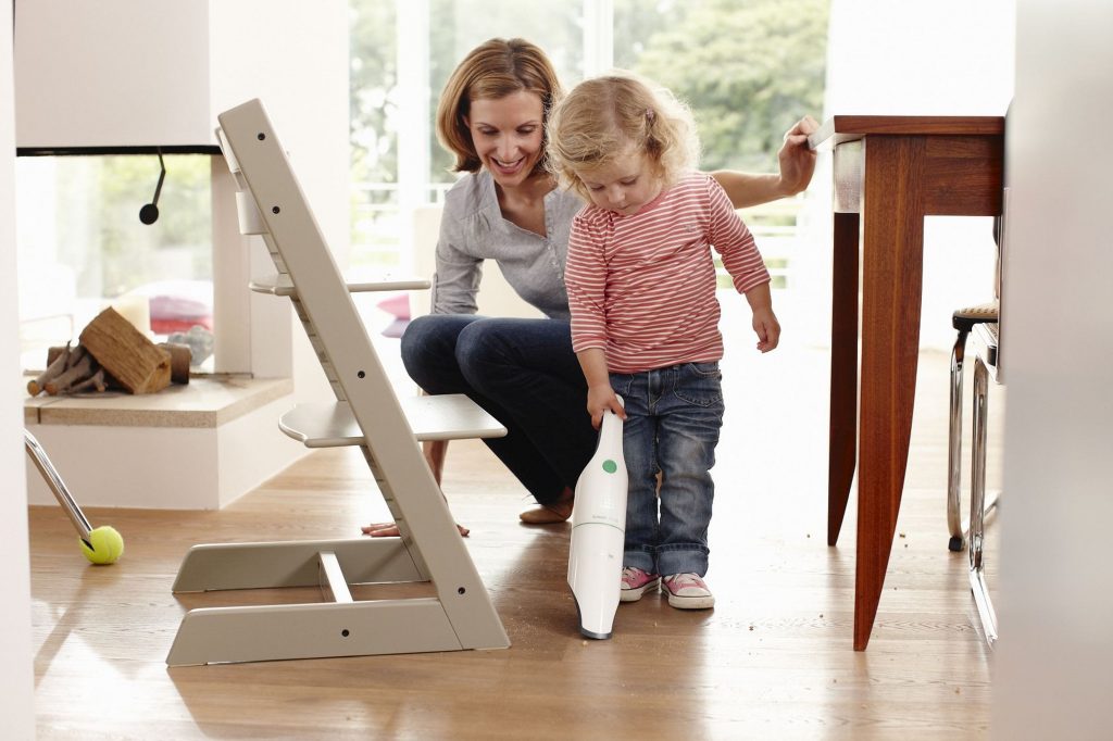 5 Tipps, wie Kinder gerne beim Putzen helfen