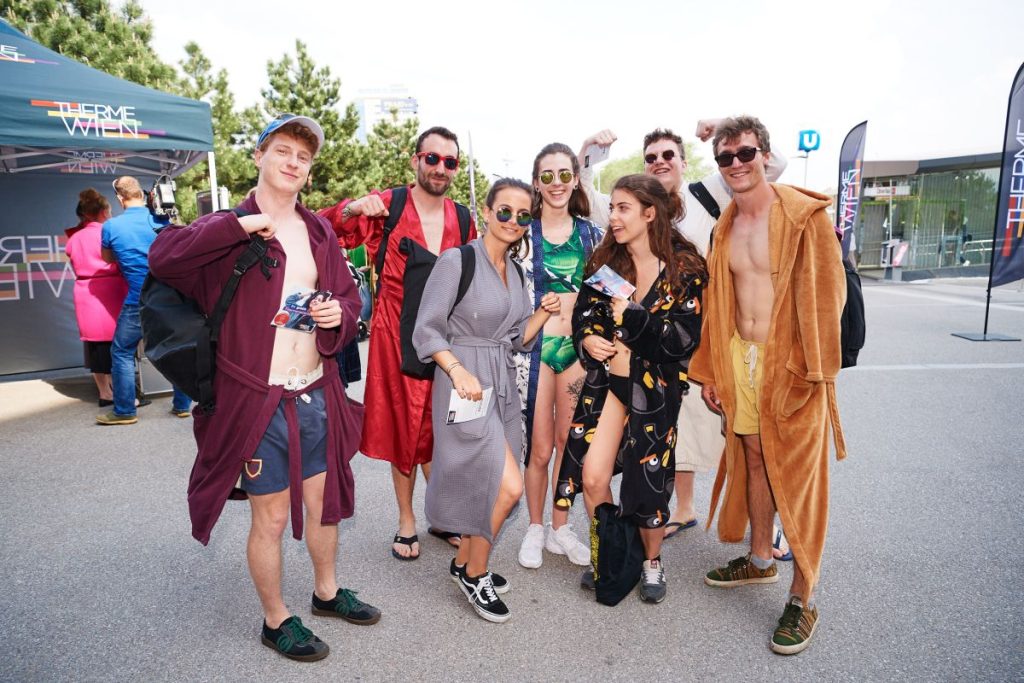 700 Teilnehmer beim 1. Wiener Bademanteltag in der Therme Wien